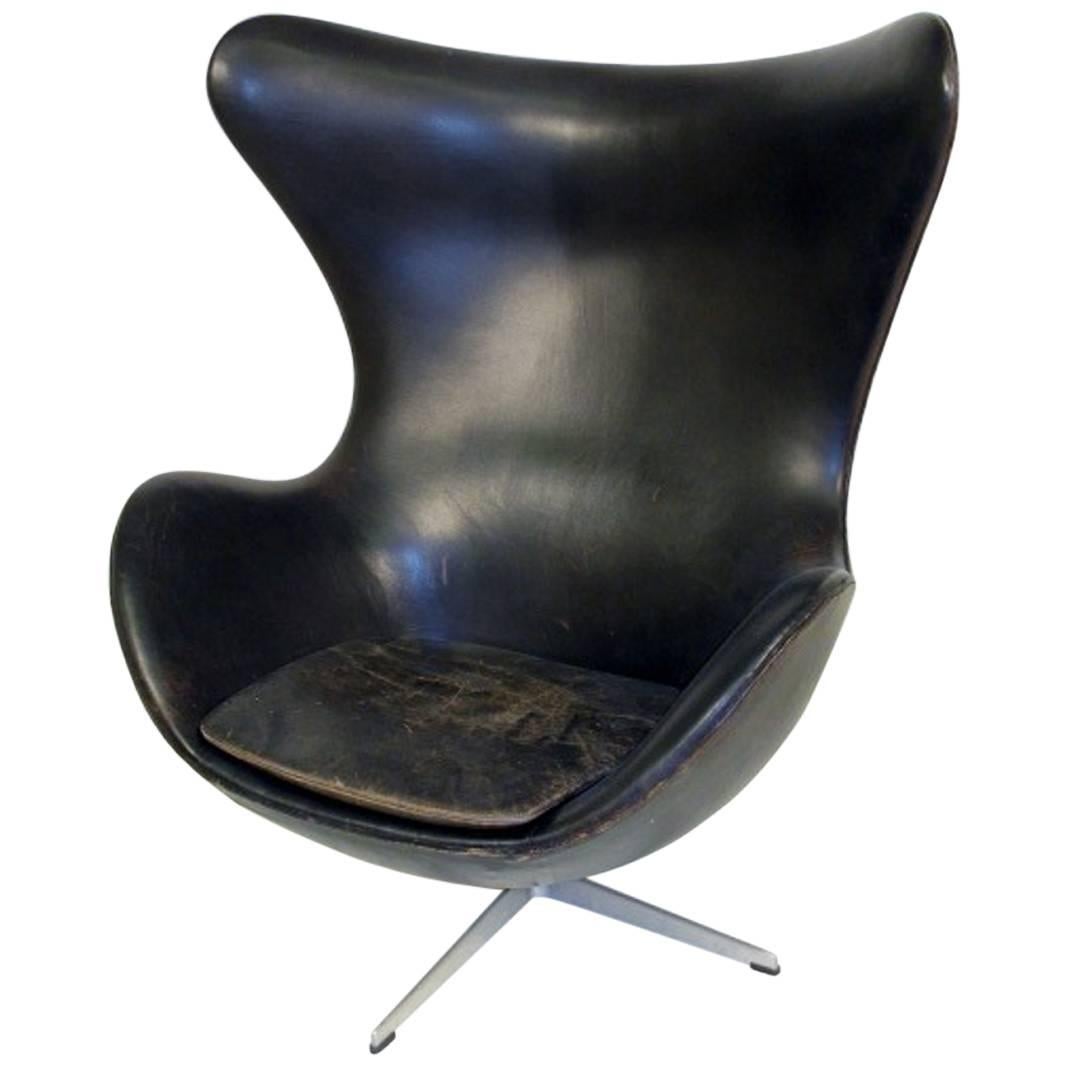Egg Chair by Arne Jacobsen for Fritz Hansen in Black Leather For Sale
