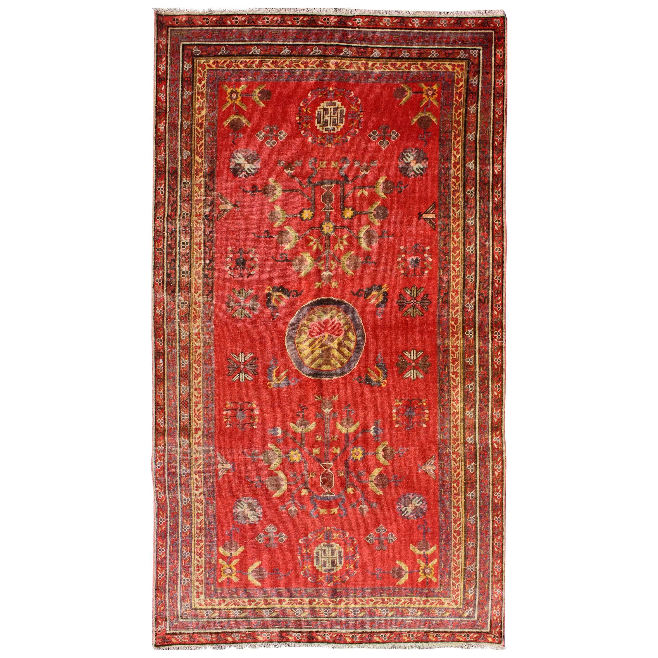 Tapis Khotan rouge vif avec motif floral sous-géométrique sur toute sa surface