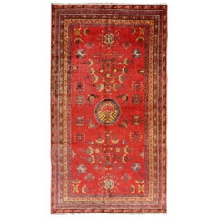 Tapis Khotan rouge vif avec motif floral sous-géométrique sur toute sa surface