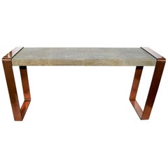 Table console en galuchat avec détails en cuivre