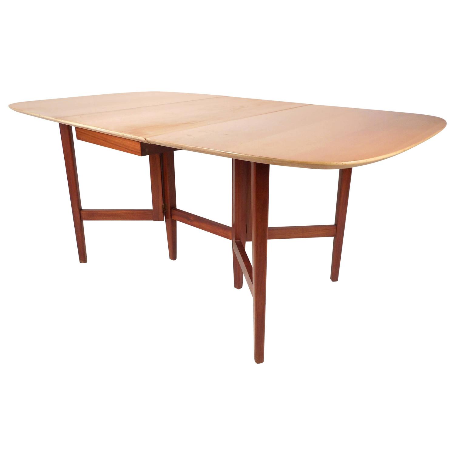 MidCentury Modern Gate Leg Dining Table For Sale at 1stdibs