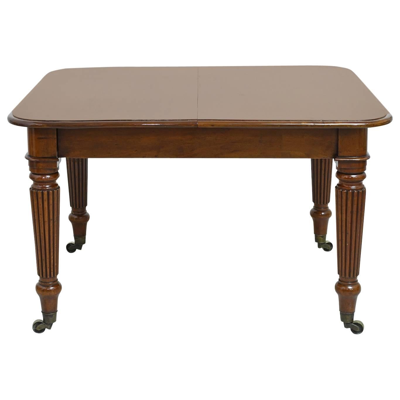 19th Century English Victorian Extension Dining Table in Mahogany with Leaves In Good Condition In Miami, FL
