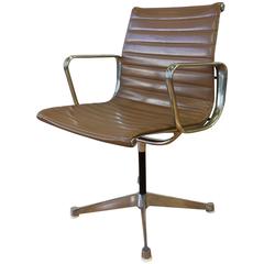 Chaise de direction en aluminium Early Eames Group par Herman Miller