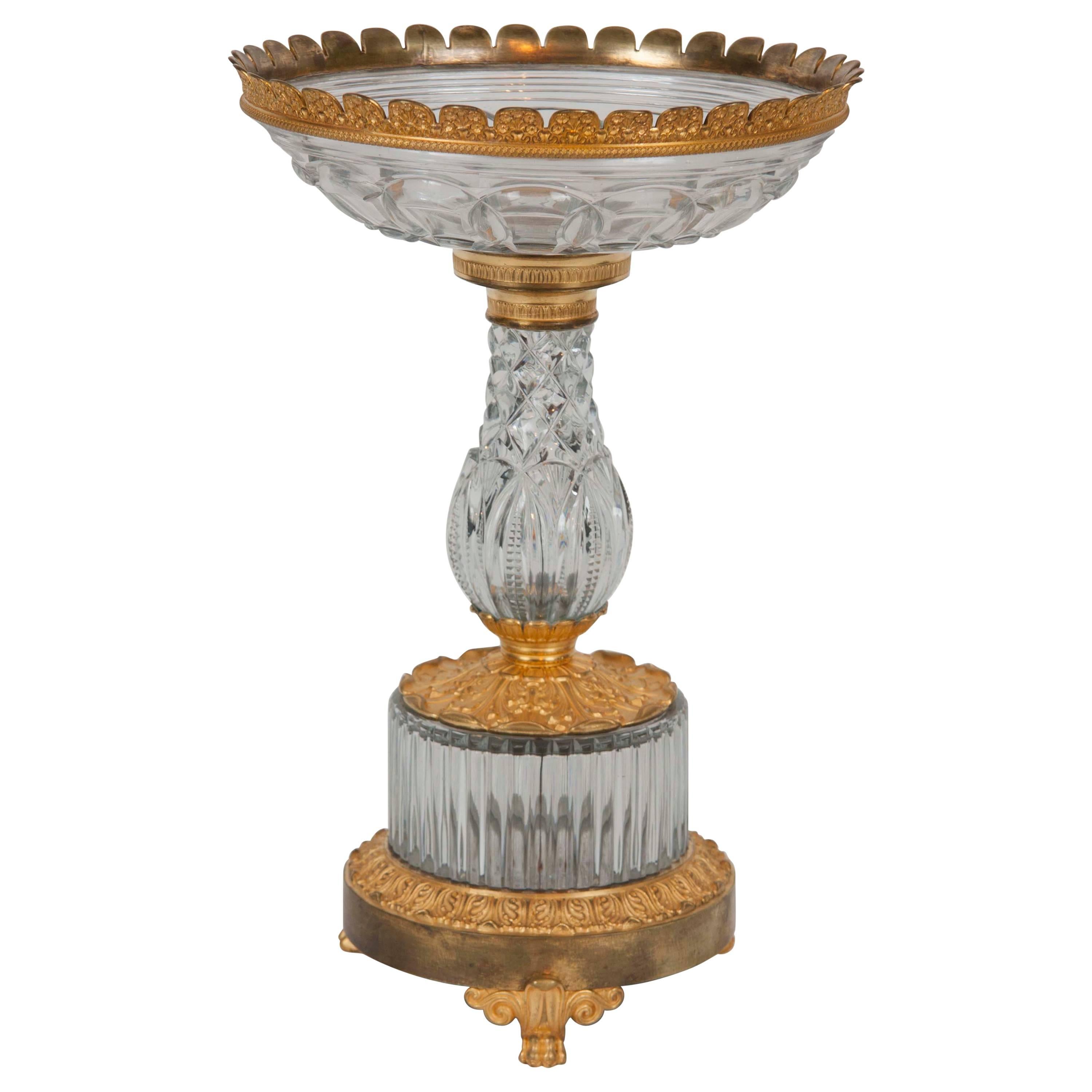 Centre de table du début du XIXe siècle en bronze doré et verre taillé en vente