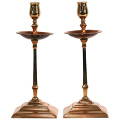 Paire de chandeliers en cuivre et laiton:: par W A S Benson