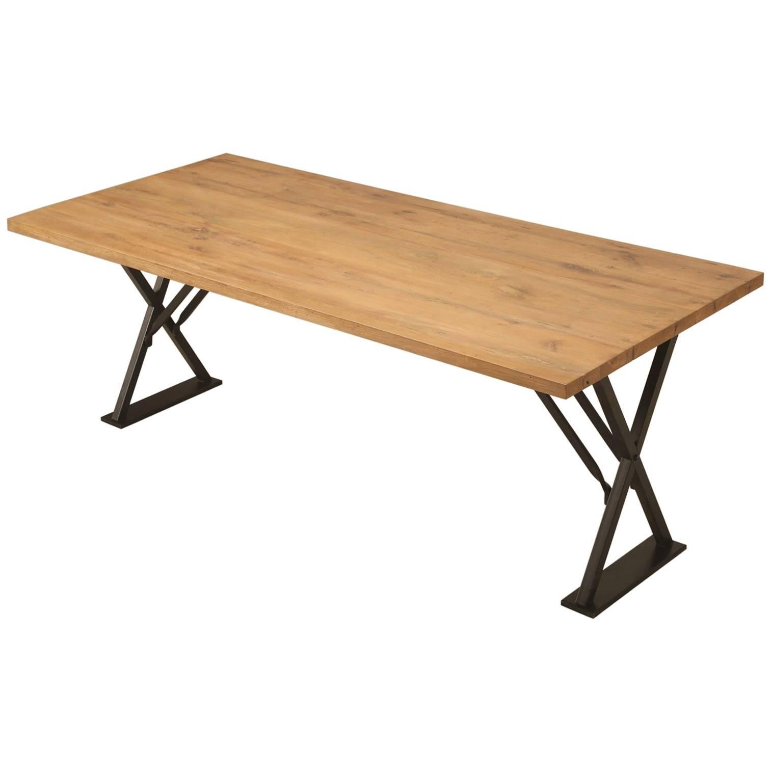 Table de cuisine d'inspiration industrielle française en chêne blanc et acier par Old Plank