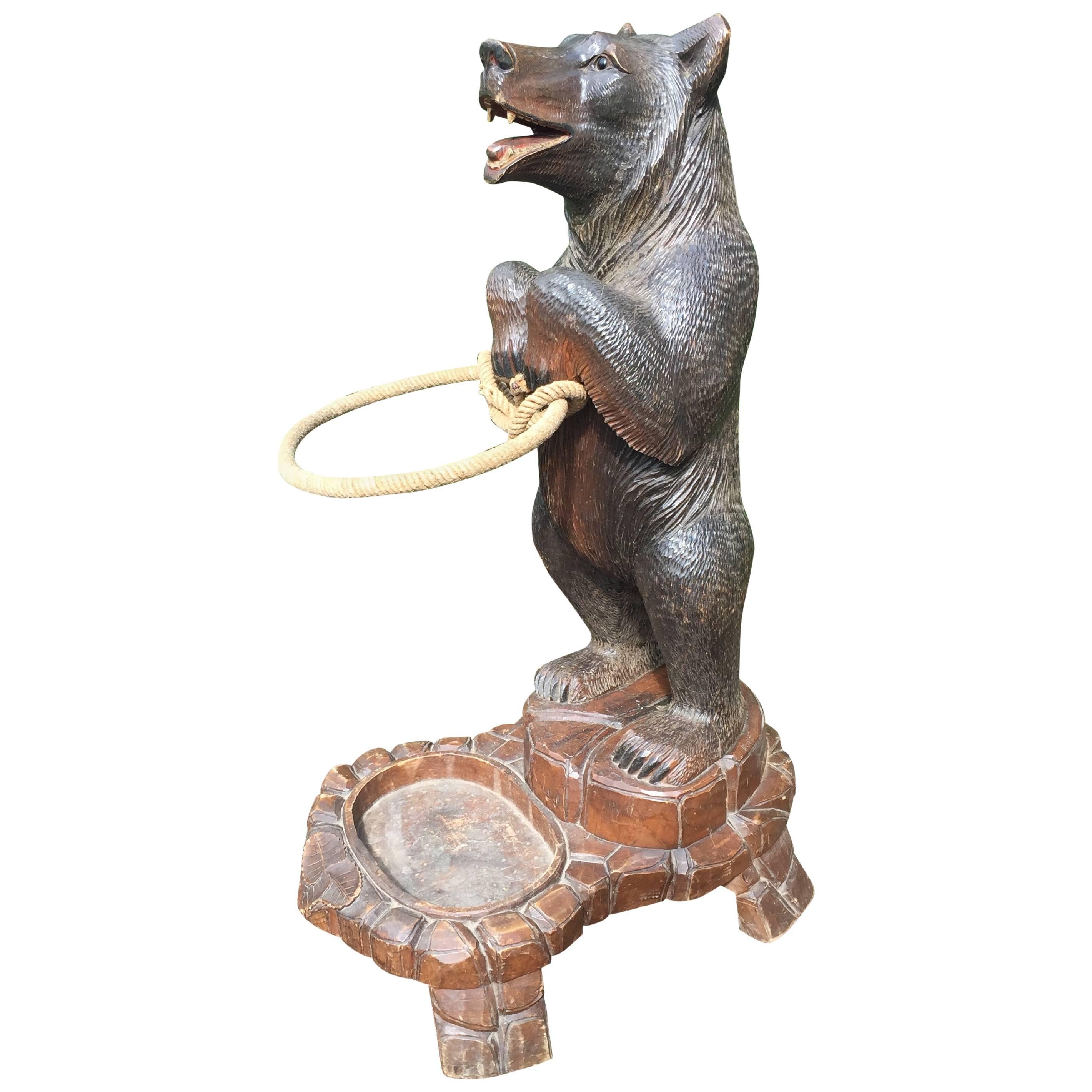 Ancien porte-parapluies et porte-canne de cabane en sculpture d'ours de la Forêt Noire suisse, signé Ruef