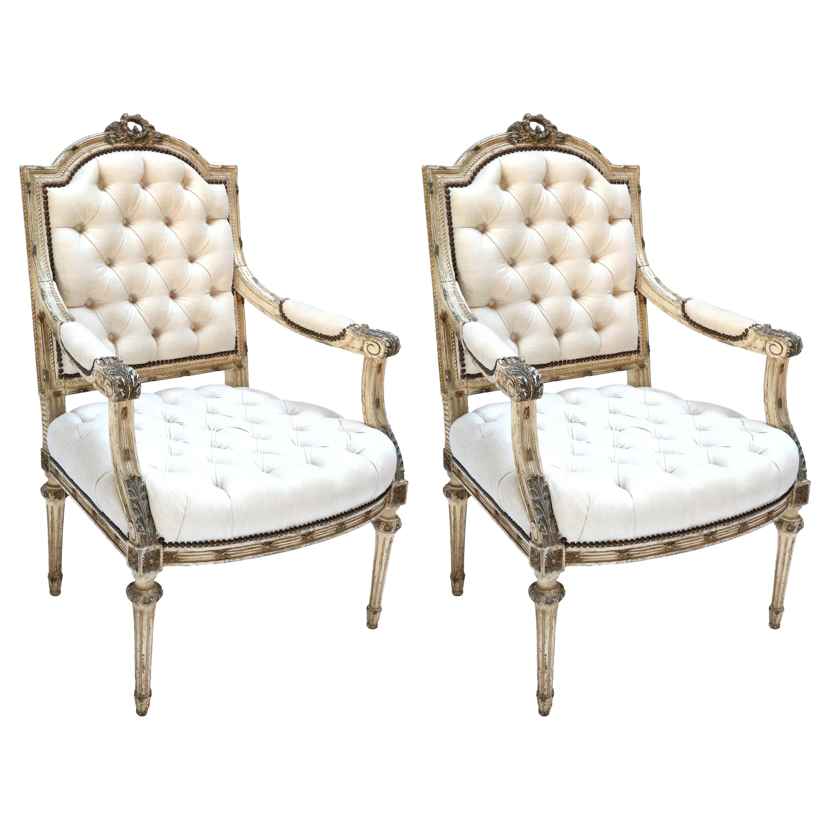 Paire de fauteuils Louis XVI blancs du 19ème siècle en lin beige