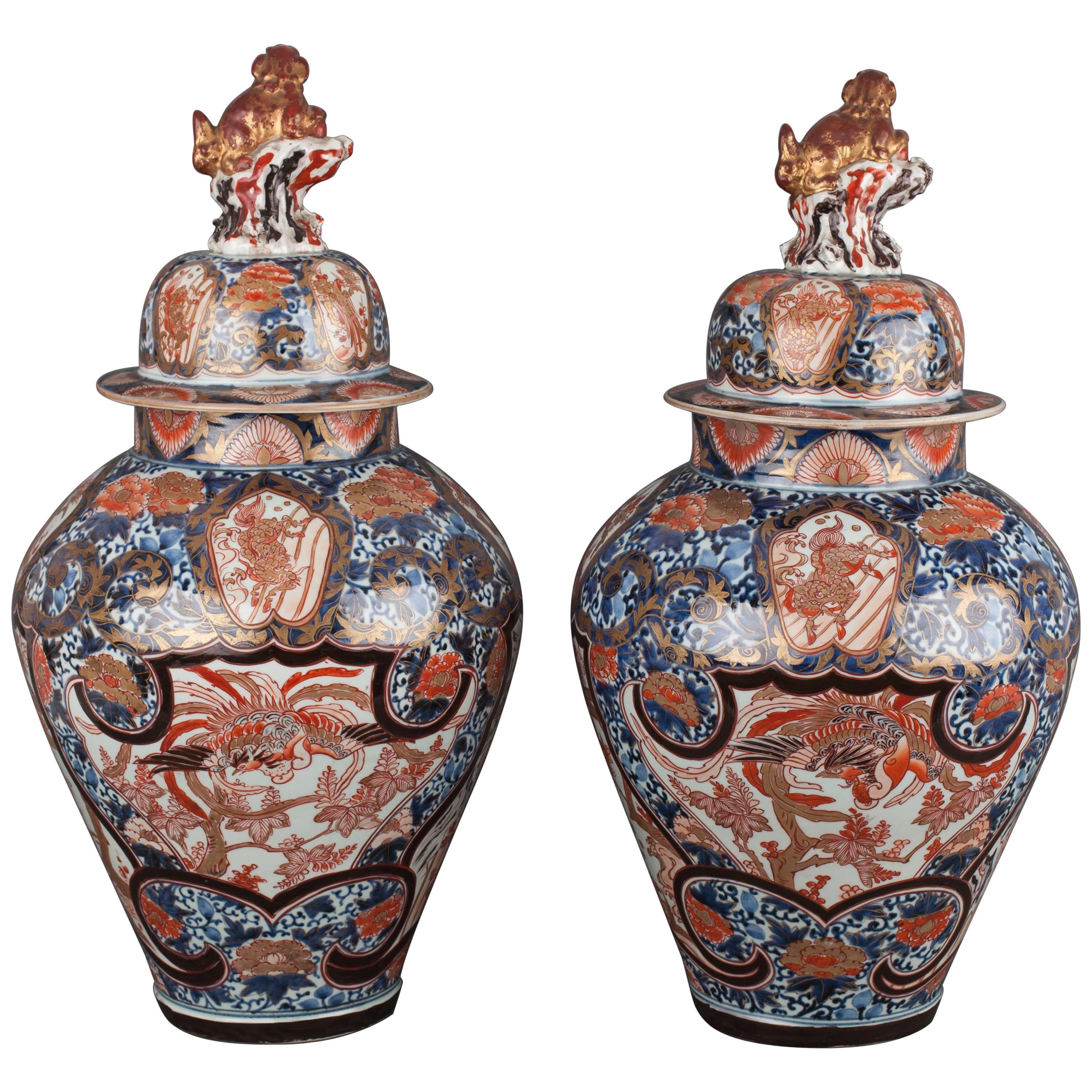 Pair of Japanese Porcelain Arita Imari Vases and Covers, circa 1700-1740 For Sale
