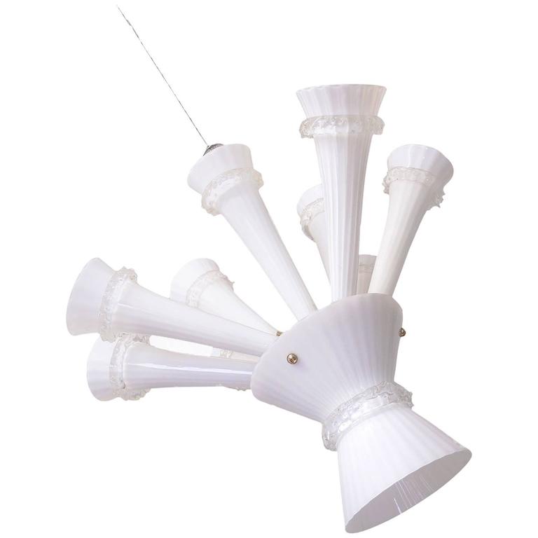 Zehnarmiger Leuchter aus mundgeblasenem trompetenförmigem Murano-Opalglas, 1960er Jahre 1