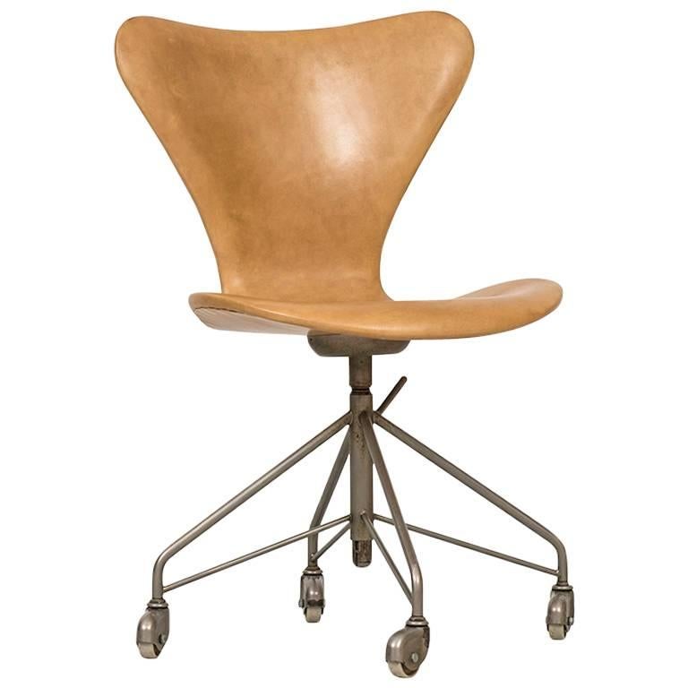 Arne Jacobsen Office Chair Model 3117 by Fritz Hansen in Denmark