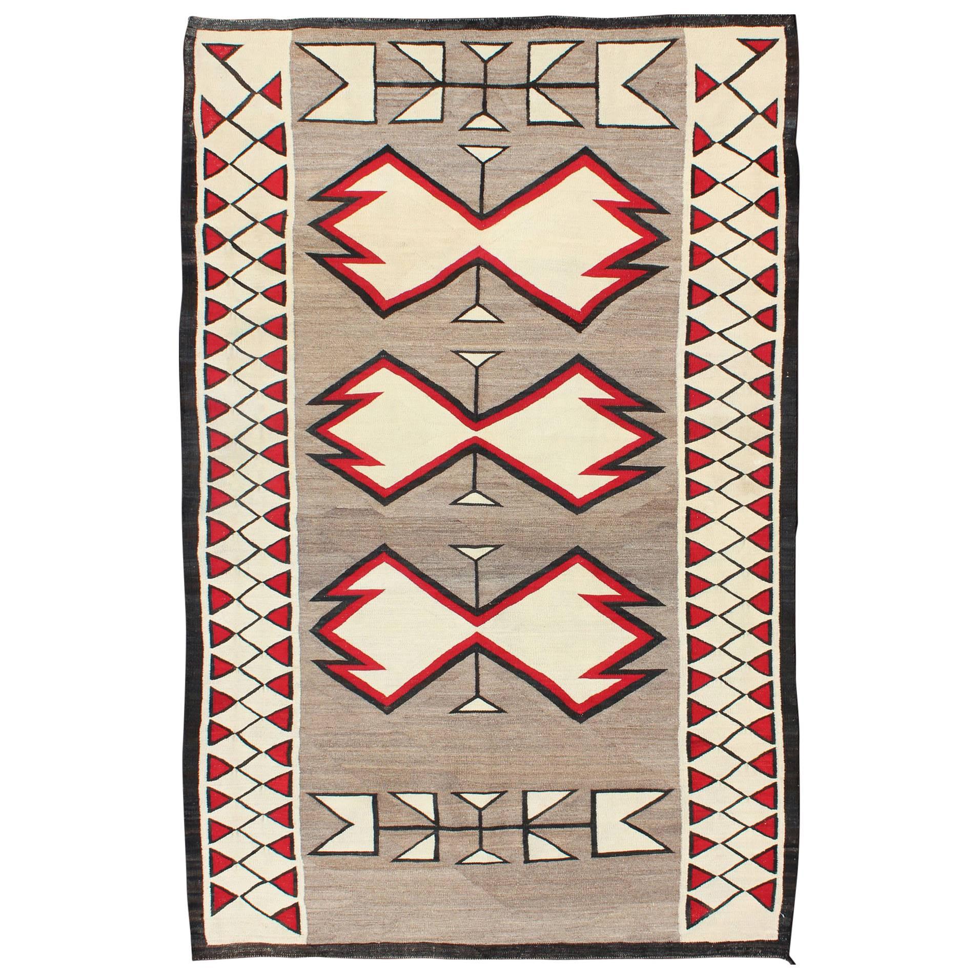 Antiker Ganado-Navajo-Teppich mit geometrischem Muster in Rot, Schwarz, Elfenbein und Grau