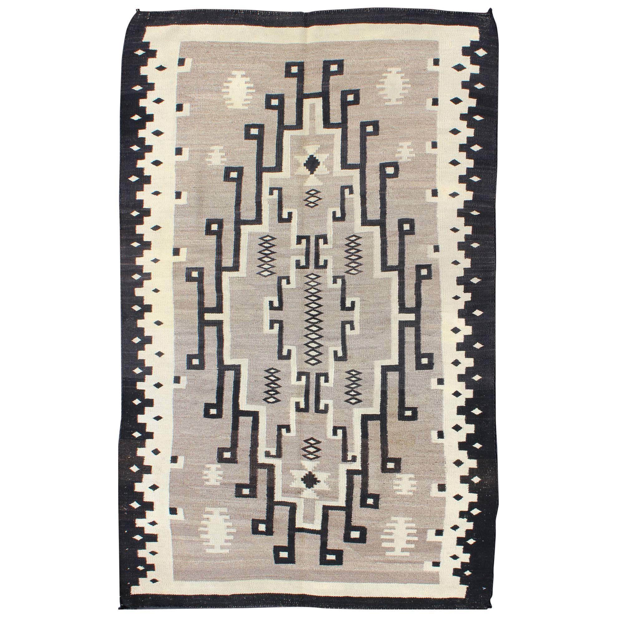 Tapis Navajo américain à motif de médaillon avec des gris, des crèmes, des ivoires et du fusain