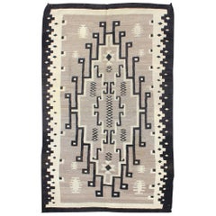 Tapis Navajo américain à motif de médaillon avec des gris, des crèmes, des ivoires et du fusain