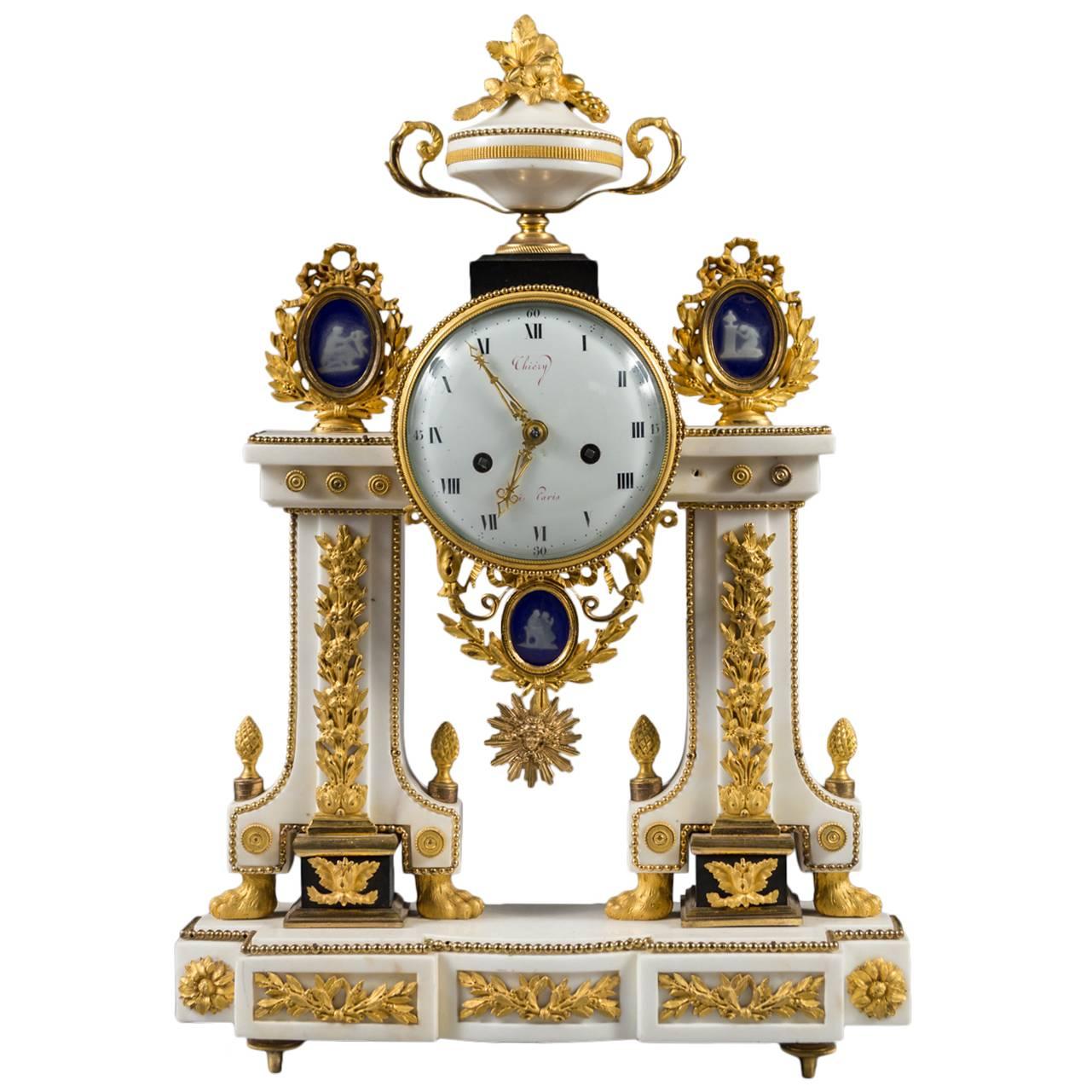 Louis XVI Kaminsimsuhr aus schwarzem und weißem Marmor mit Ormolu-Montierung von Thiéry, Paris