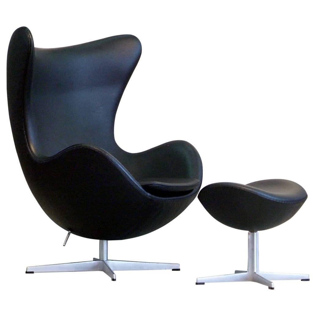 Arne Jacobsen Egg Chair and Ottoman Set Black Leather Fritz Hansen, Denmark