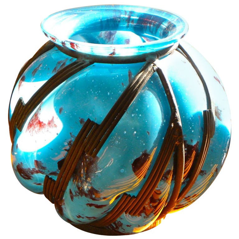 Vase d'origine en verre bleu tacheté avec fer de style Lorraine en vente