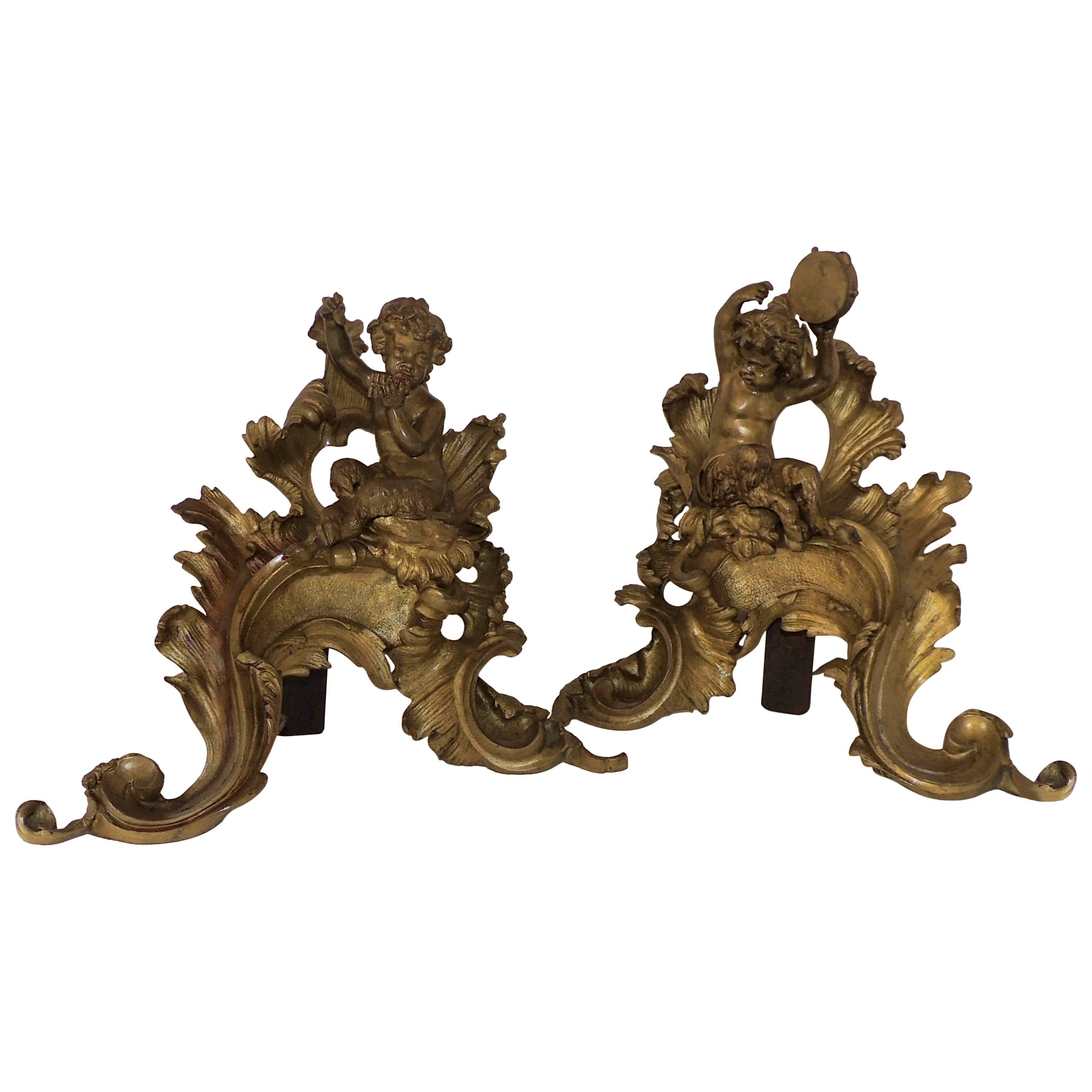 Merveilleux chenets de cheminée français en bronze doré représentant des chérubins et des putti pour cheminée