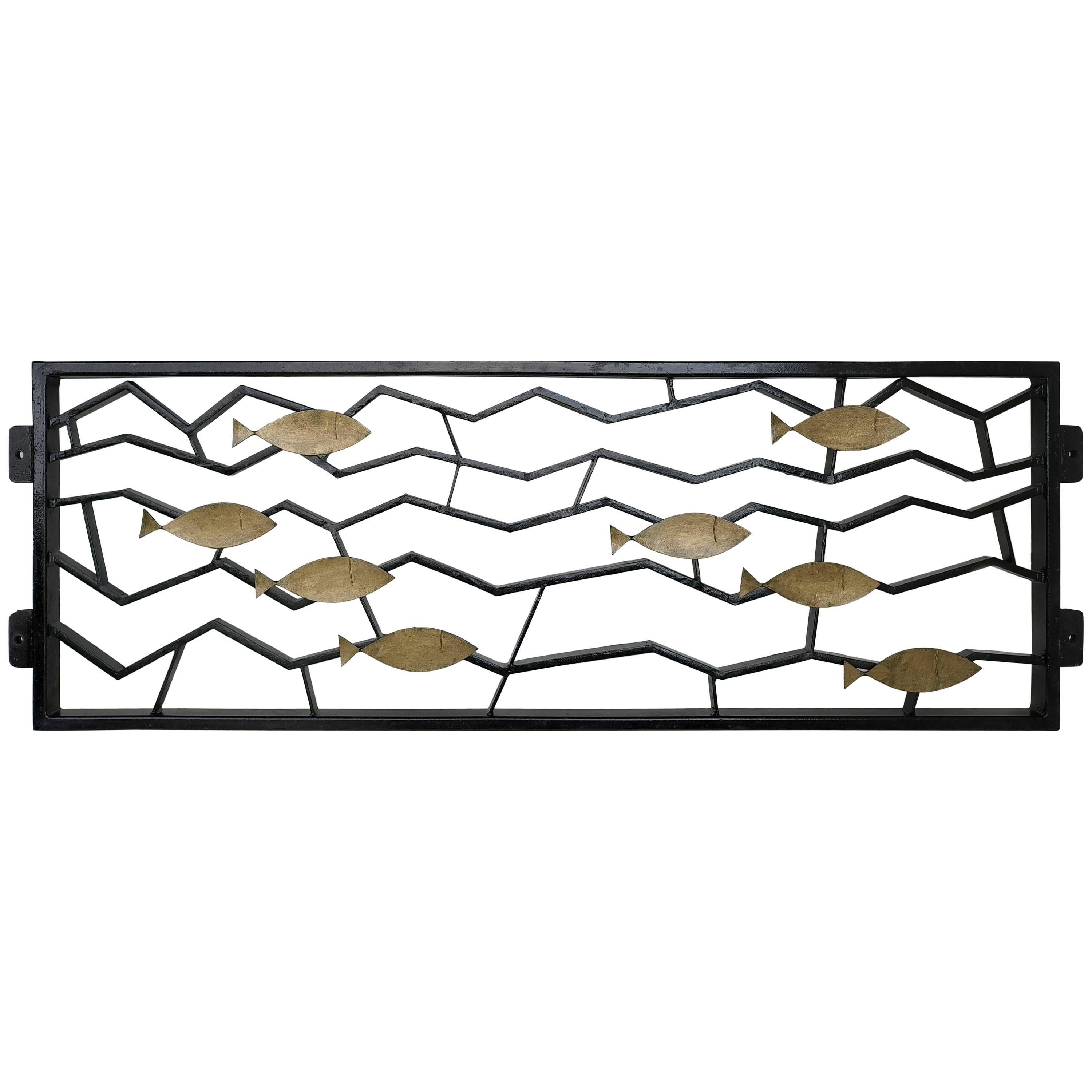 Paire de clôtures ou objets d'art géométriques en métal avec poisson doré en vente