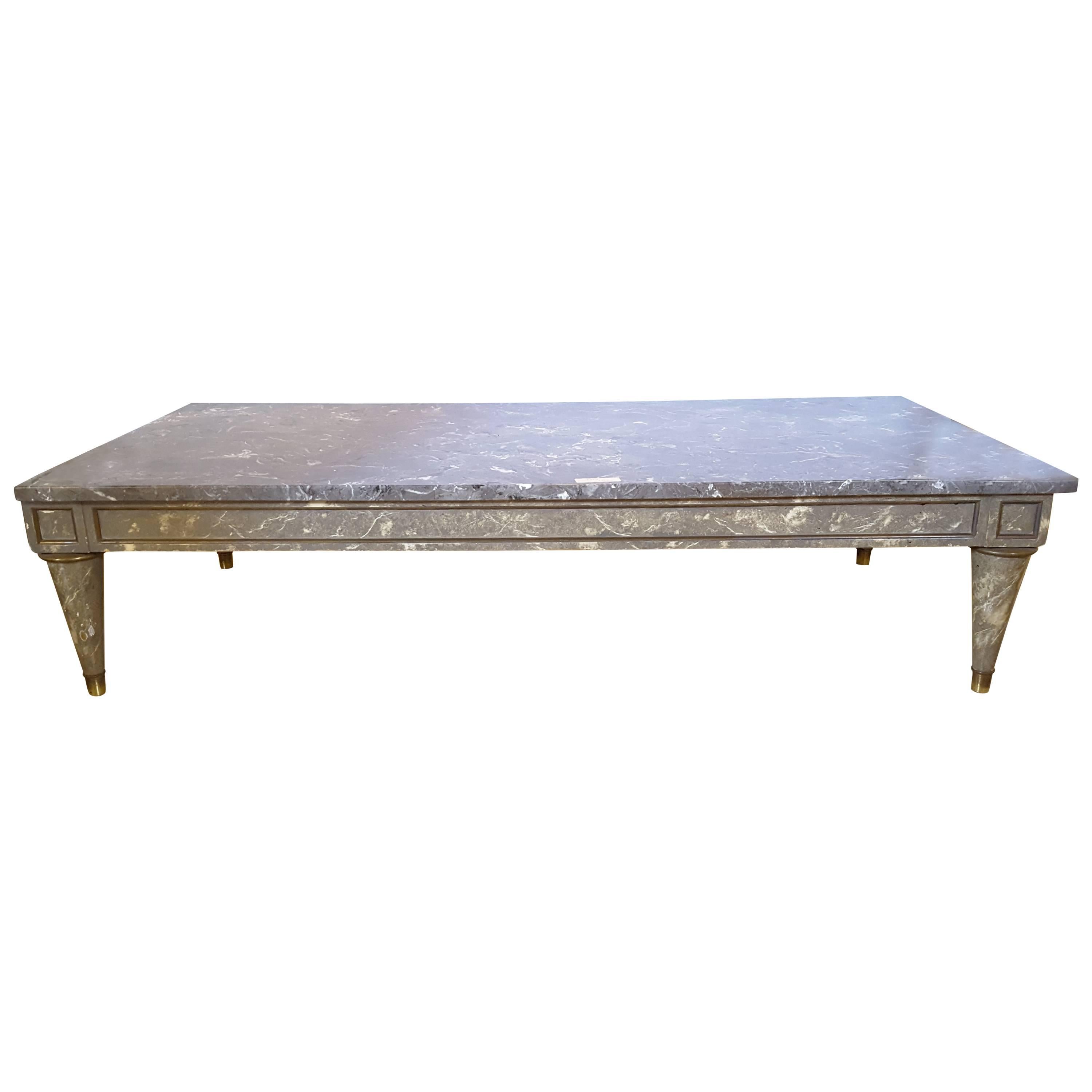 Table basse épaisse de style Directoire à plateau en marbre avec base en faux marbre assortie 