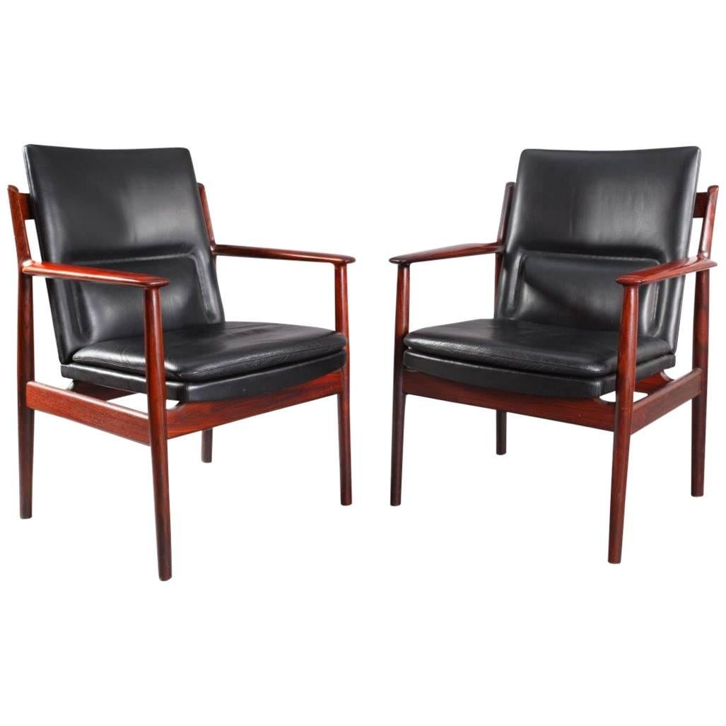 Charming Pair of Rosewood Armchairs by Arne Vodder