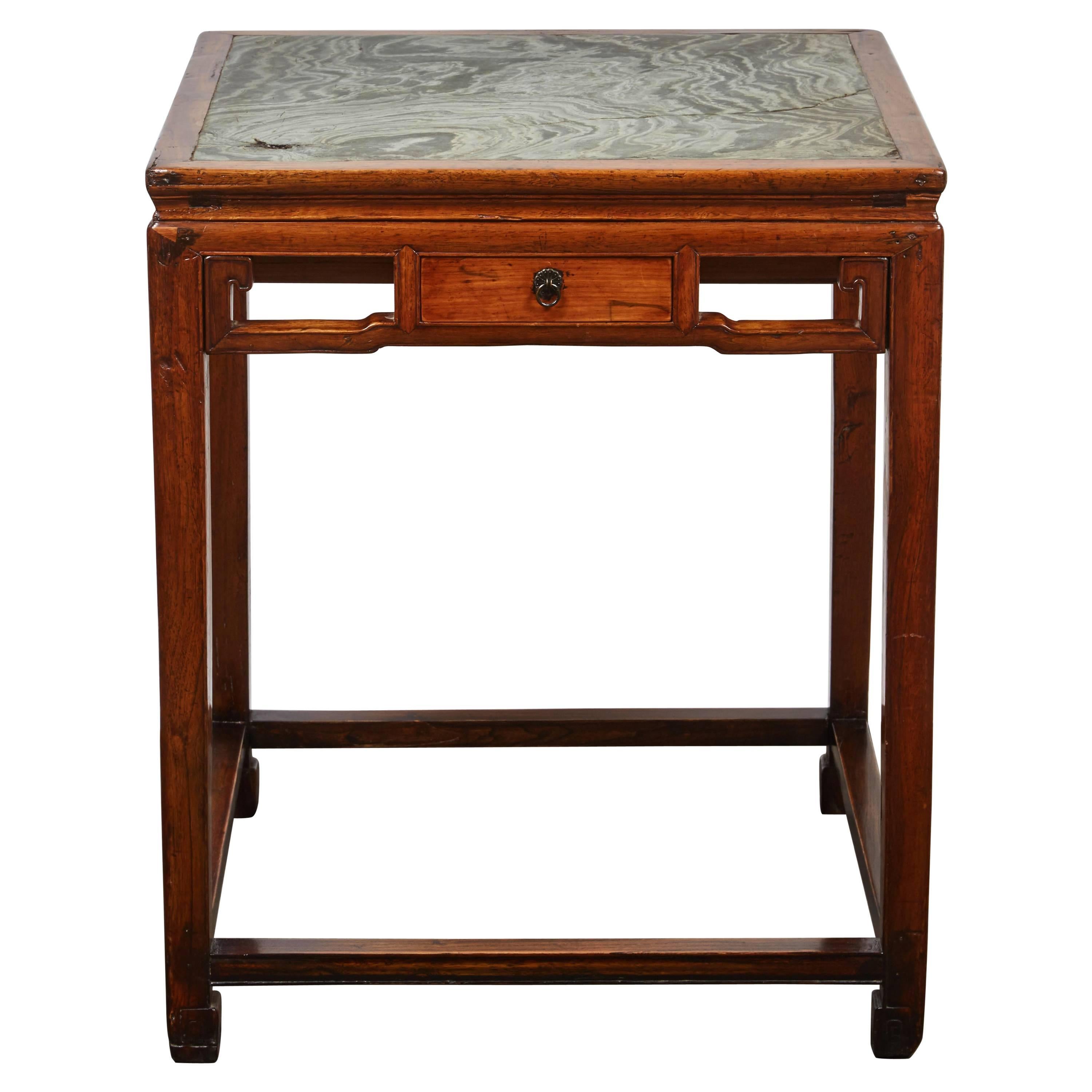 Chinesischer quadratischer Tisch aus Zedernholz mit vier Schubladen aus dem 18. Jahrhundert und grünem Marmor im Angebot