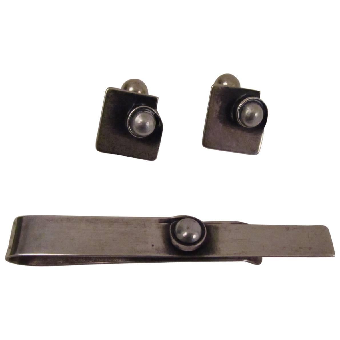 Signed three-Piece Rebajes Sterling Cufflink and Tie Bar Set For Sale