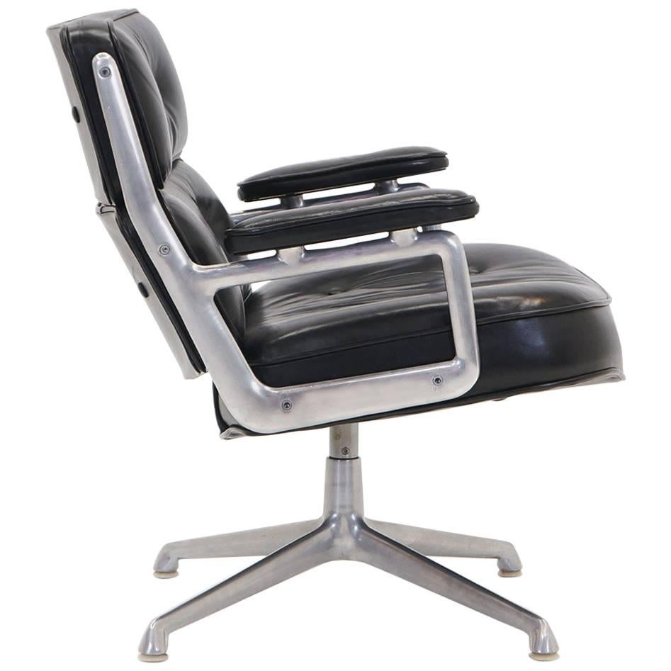Rare Eames Time Life Lounge Chair, 1960s in Excellent Condition, Full Swivel