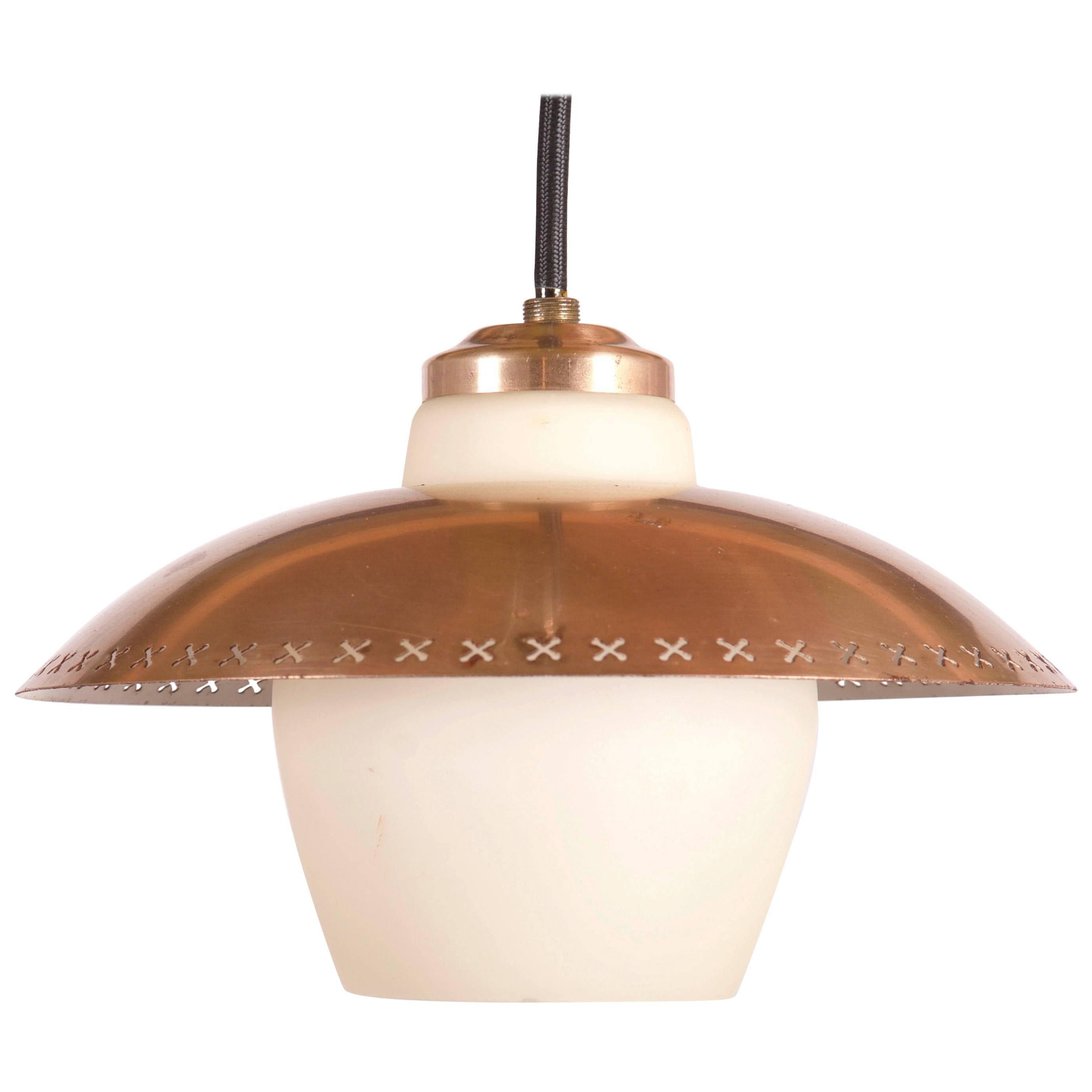Lampada a sospensione in ottone e vetro opalino Bent Karlby per Fog & Mørup in vendita