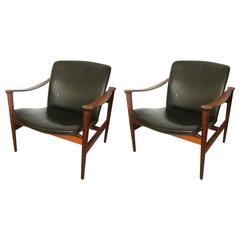 Pair of Striking Lounge Club Chairs by Fredrik Kayser in Rosewood Model 711