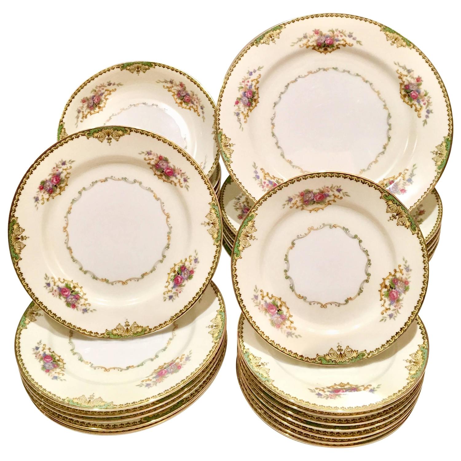 1930s, Japanese Porcelain Art Deco Dinnerware Set of 25 Pieces For Sale