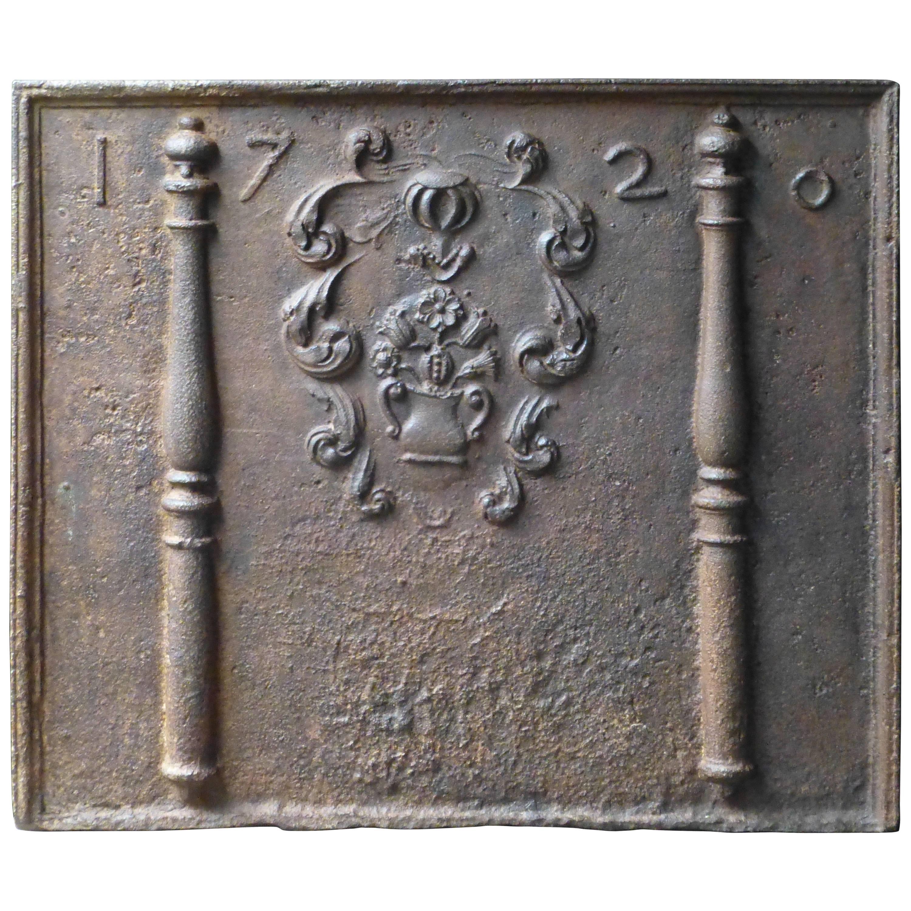 Magnifique plaque de cheminée / crédence française « Armoiries », datée de 1720