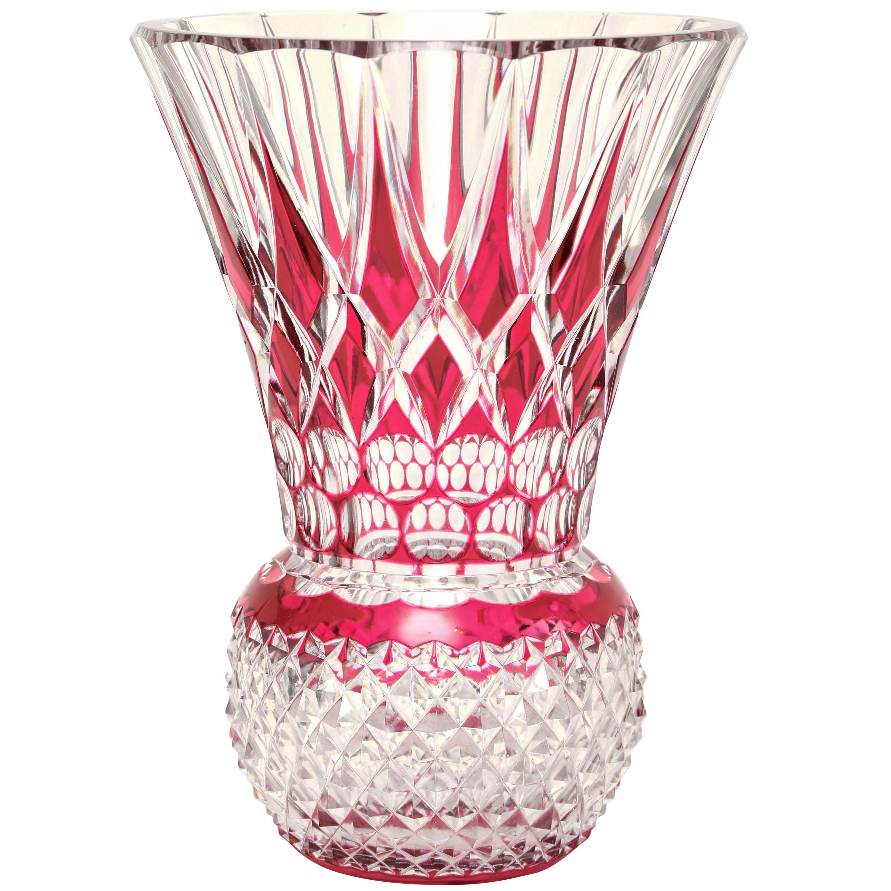 Impressionnant grand vase lourd taillé, Antique Val Saint Lambert. Couleur rubis magnifique en vente