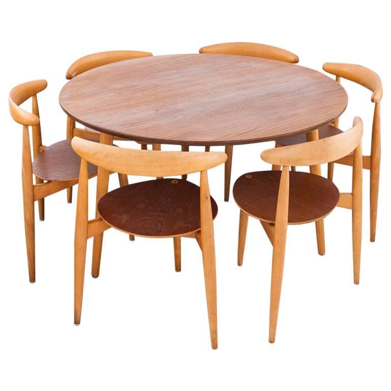 Danish Modern Set a Round Table and Six Chairs by Hans Wegner for Fritz Hansen