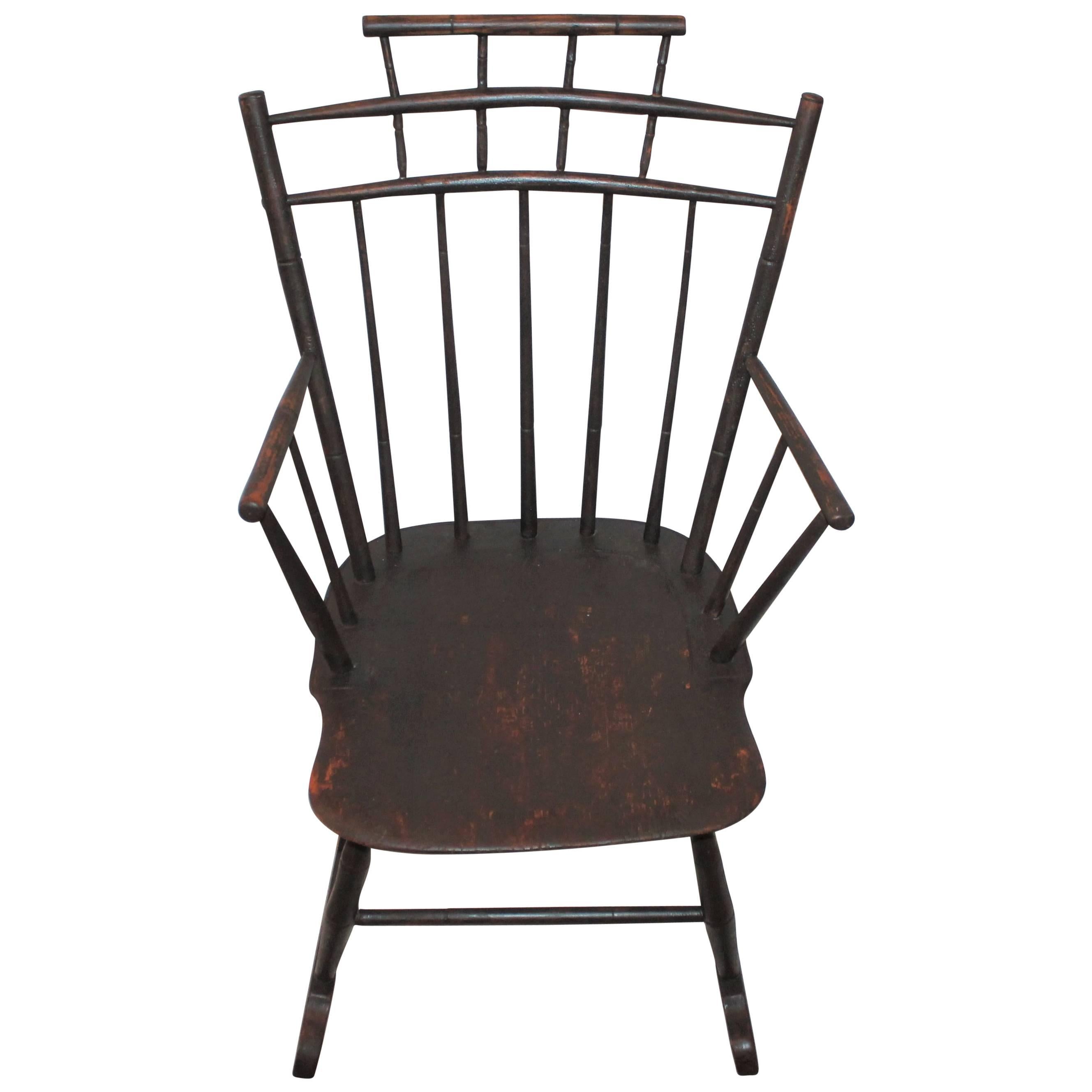 Chaise à bascule Windsor peinte en marron du XIXe siècle
