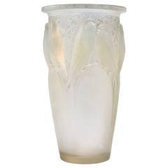 René Lalique:: Vase "Ceylan" opalescent