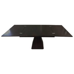 Magnifique table à manger italienne élégante à base pyramidale