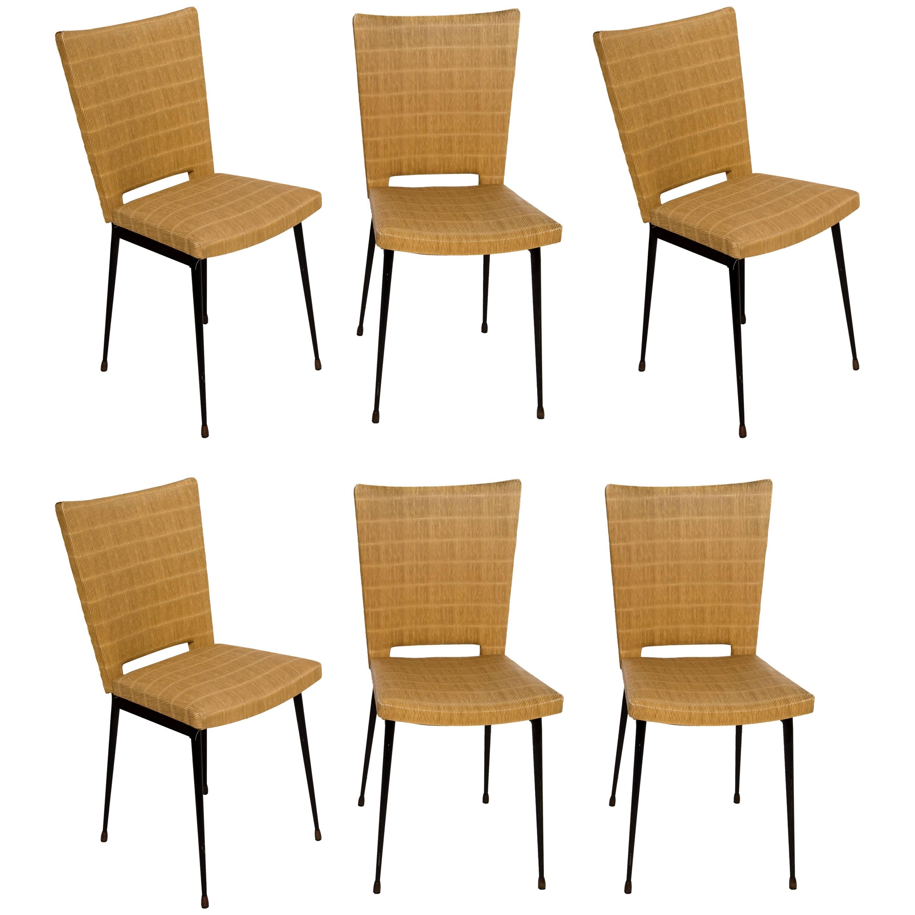Ensemble de six chaises de salle à manger du milieu du siècle. 
