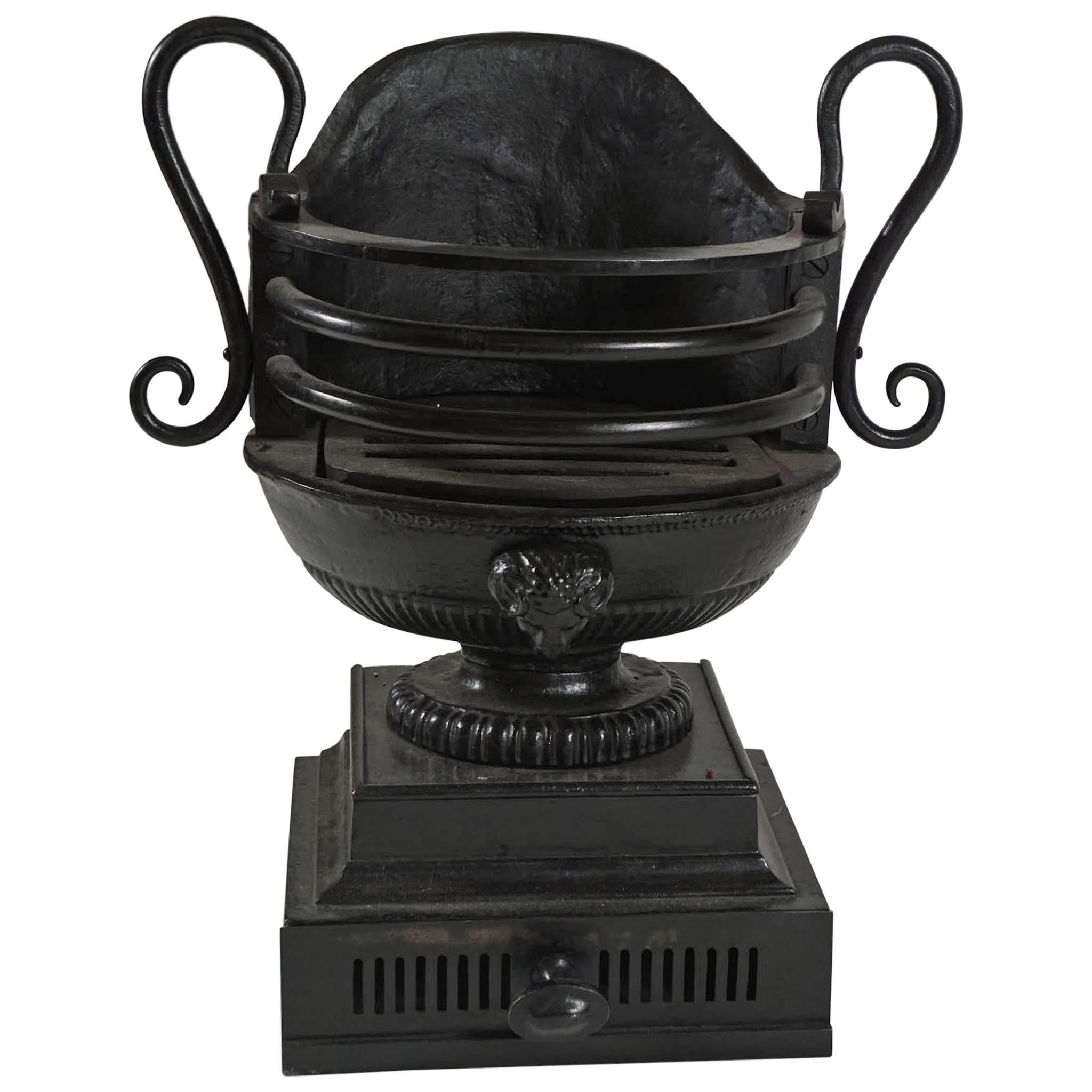 Grille ou panier pour urne de cheminée en fer de style Régence anglaise en vente