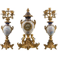 Garniture de trois pièces en bronze doré et porcelaine blanche du 19ème siècle