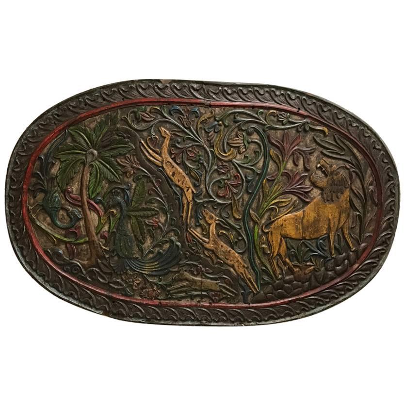 Plaque en bois sculpté représentant des animaux
