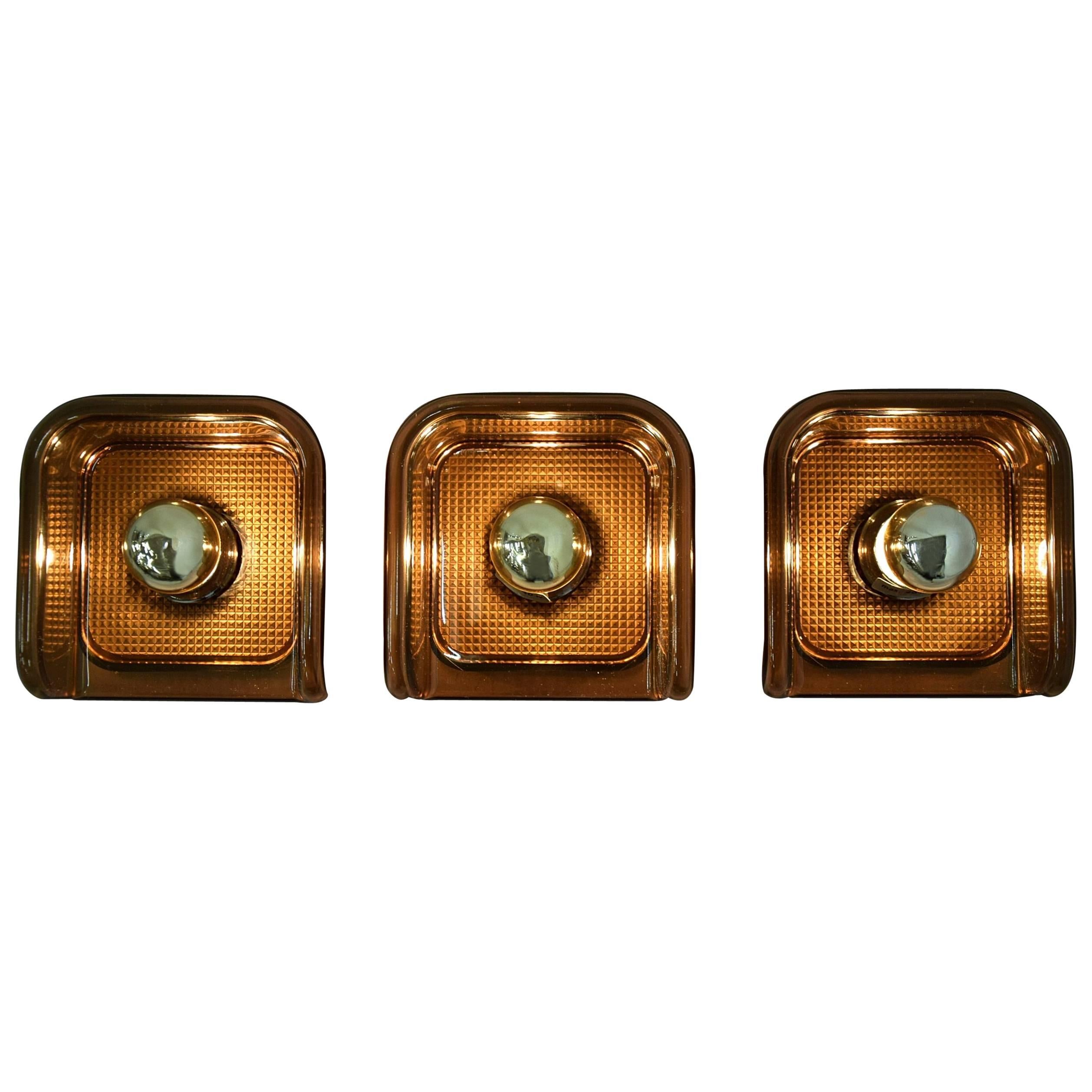 Three New old stock Guzzini sconces, 1970s. 

40 pieces available new in box.

Measurements: H 15 x W 15 x D 9 cm.

Price is for 3 pcs.