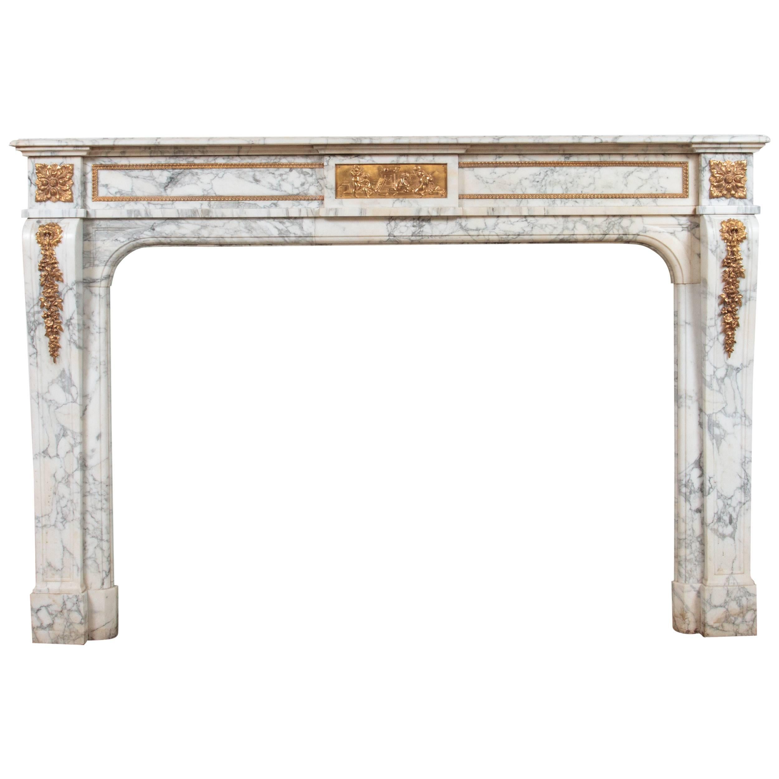 Cheminée raffinée en marbre Arabescato de style Louis XVI