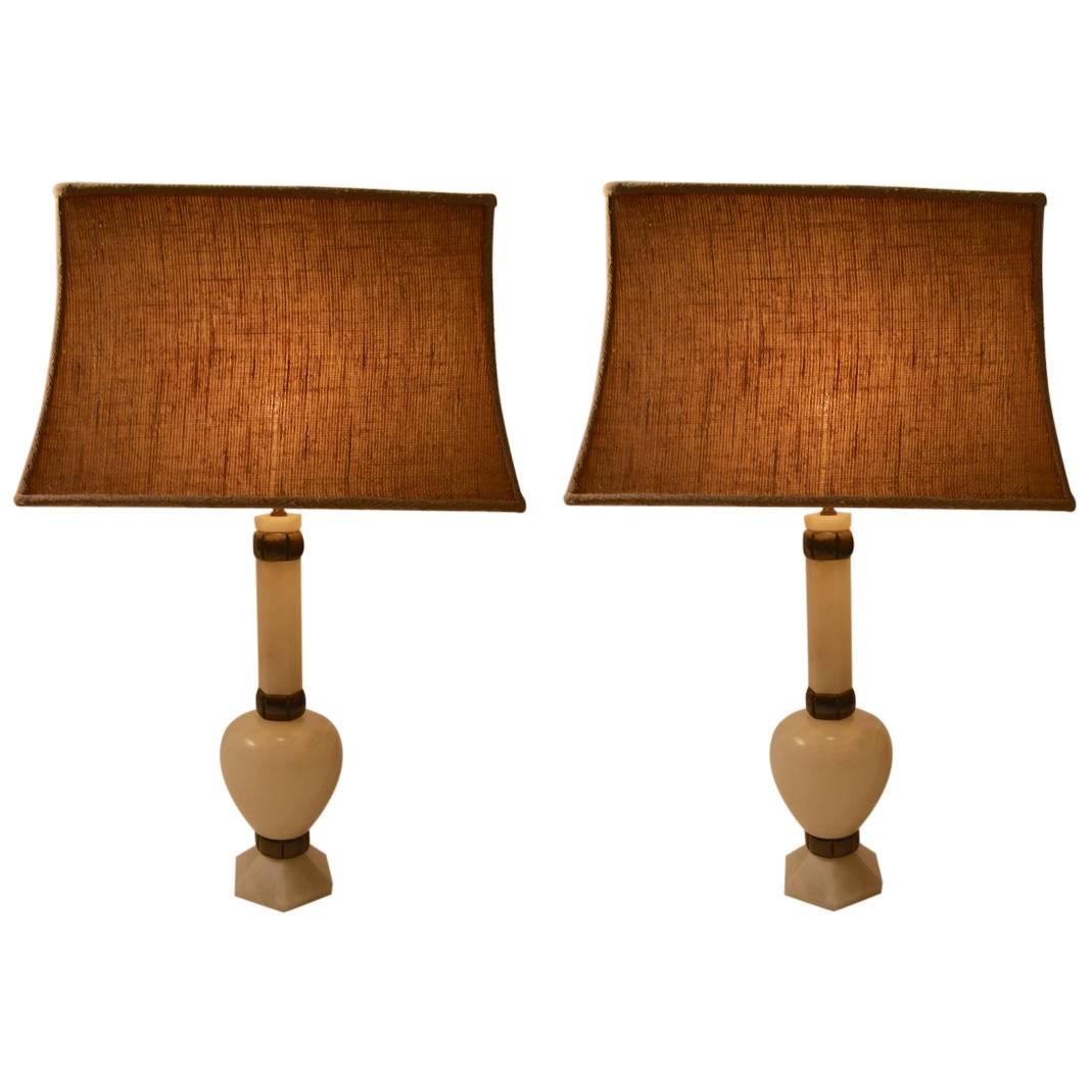 Paire d'élégantes lampes de table en albâtre et bronze en vente