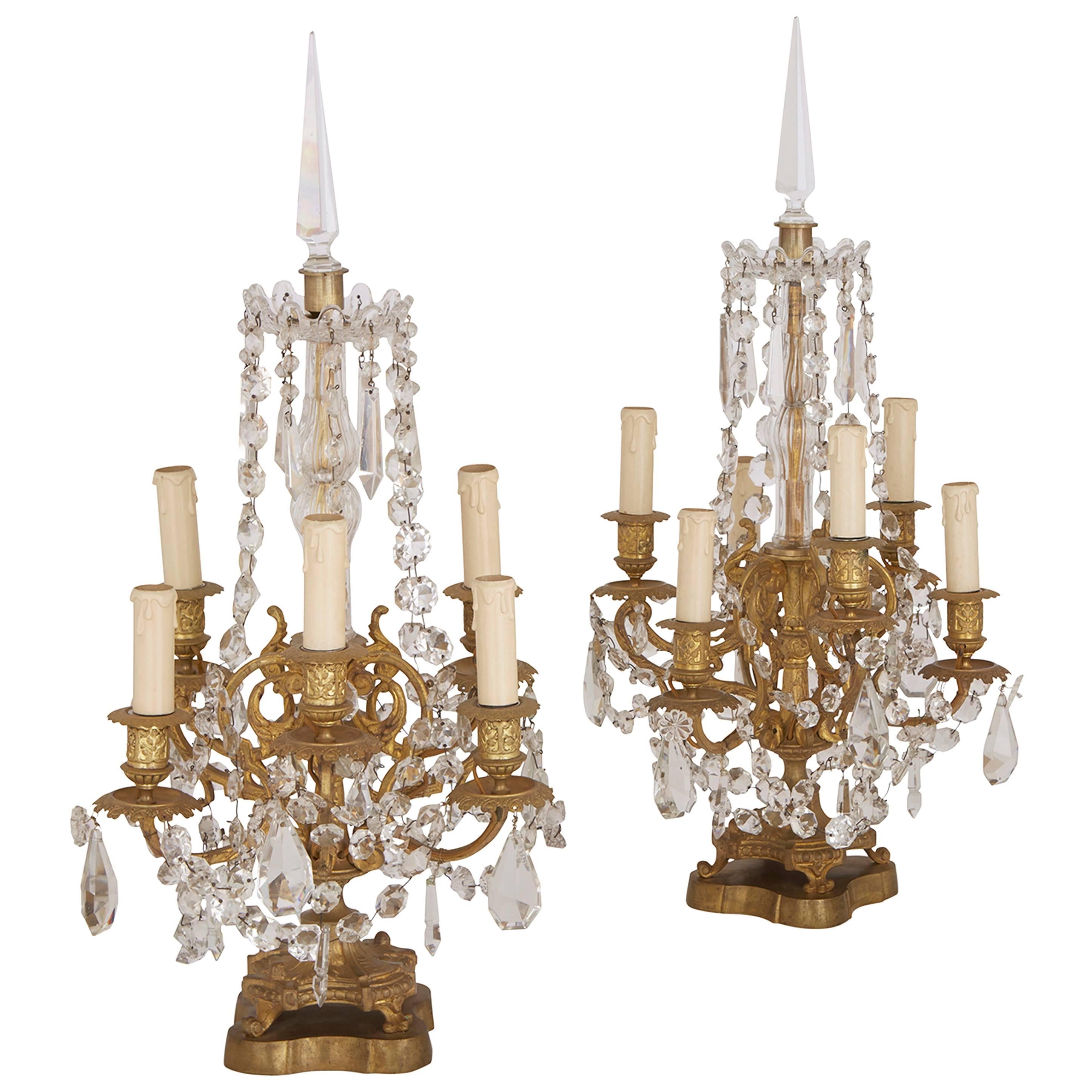 Paar Kandelaber aus Goldbronze und geschliffenem Glas im Louis-XVI.-Stil