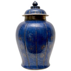 Chinesische puderblaue Urne mit Deckel aus der Kangxi-Periode (1661-1722)