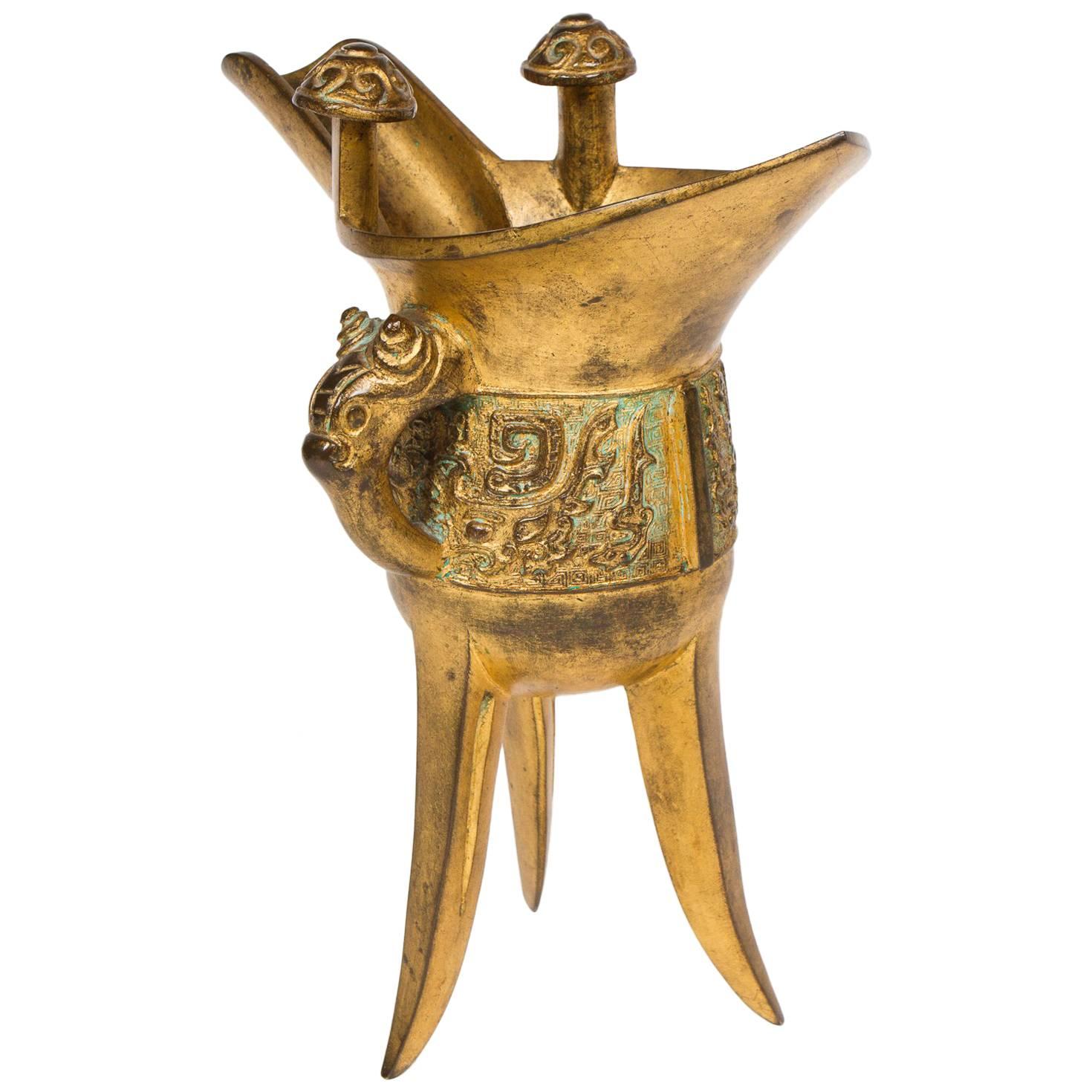 Vase à boire chinois en bronze doré de style « architectural »