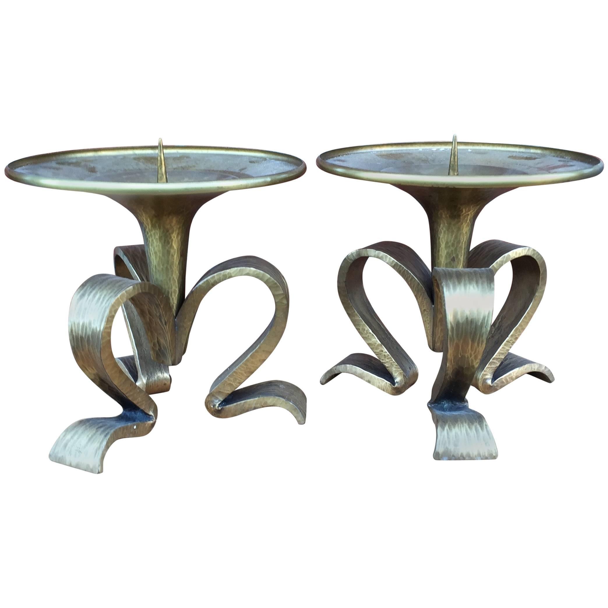 Großes Paar handgefertigter Messing-Tisch- oder Altar-Kerzenständer im gotischen Stil