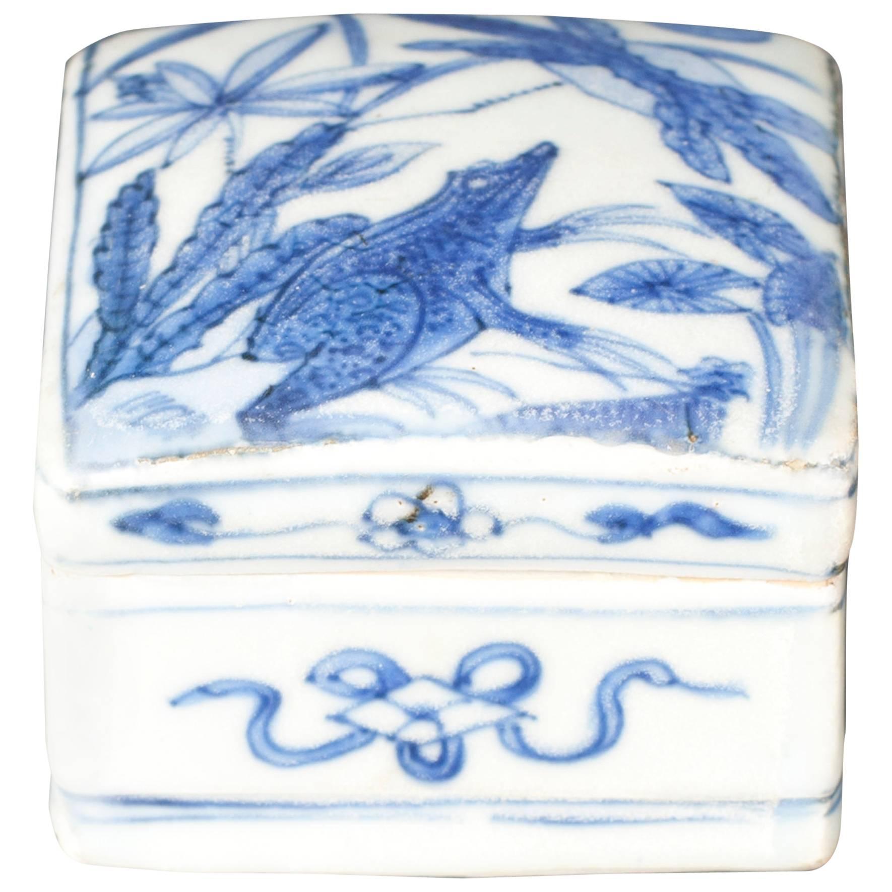 Rare Chinese Porcelain Ming Blue and White Square Box and Cover, 17th Century For Sale