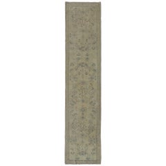 Tapis de couloir turc ancien Oushak avec motif sur toute sa surface et accents verts et bleus